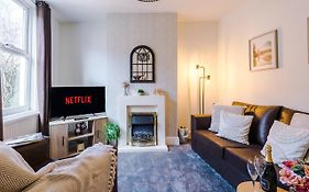 Bright 2-Bed Cottage In Chester By 53 Degrees Property, Ideal For Couples & Small Groups, City Centre - Sleeps 6