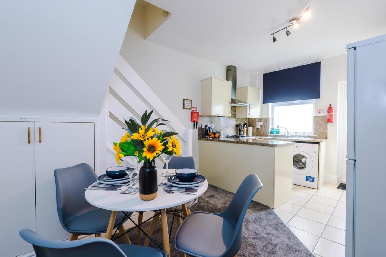 Bright Cottage: Chester City Centre Retreat for 6 Exterior photo