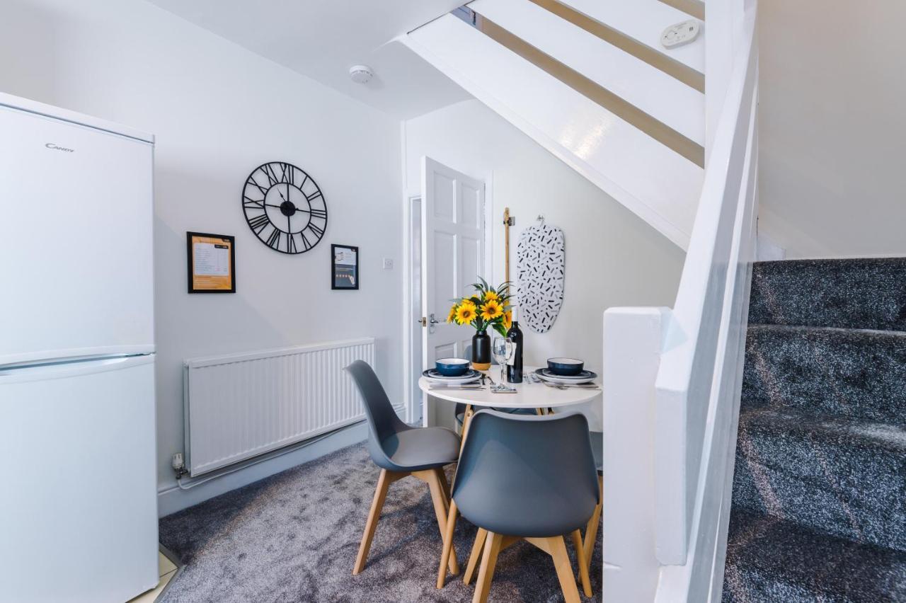 Bright Cottage: Chester City Centre Retreat for 6 Exterior photo