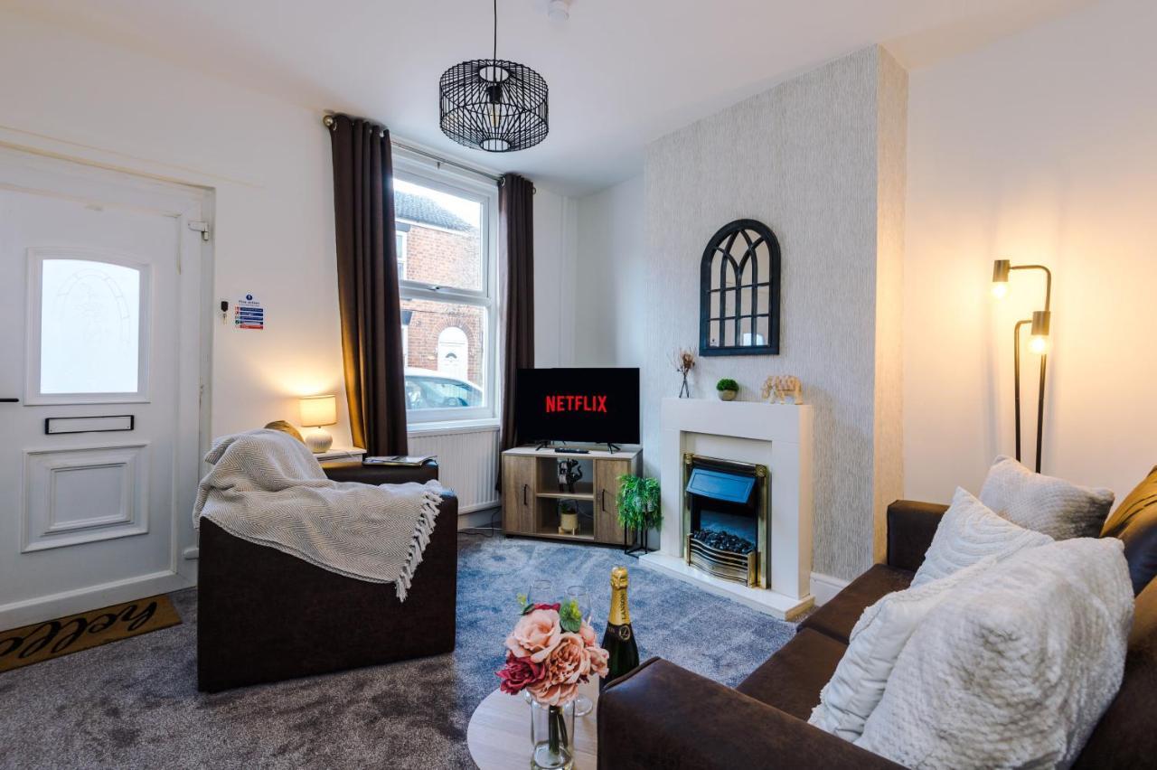 Bright Cottage: Chester City Centre Retreat for 6 Exterior photo